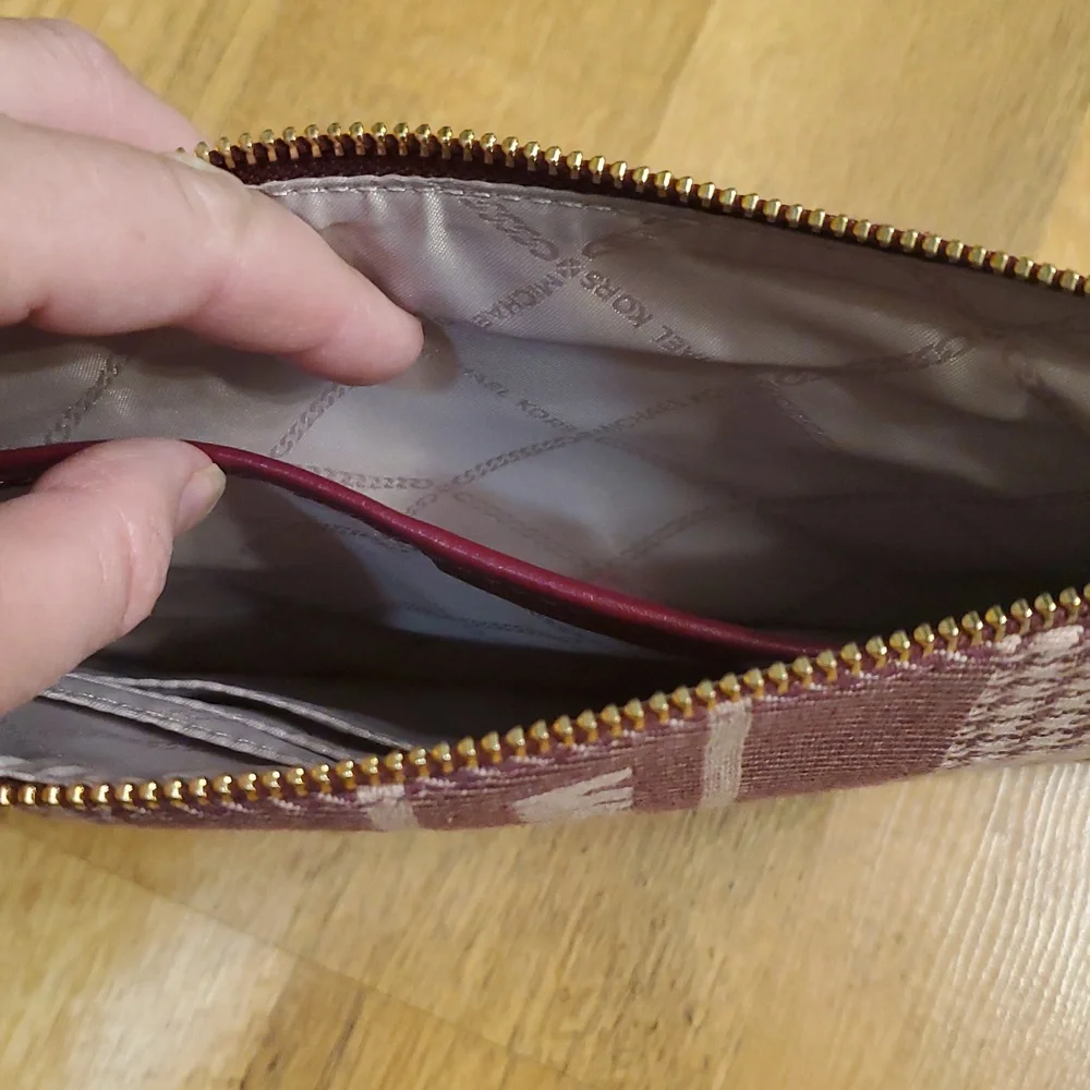 Michael Kors Metallic Signature Jet Set Burgundy Striped Large‎ Wristlet